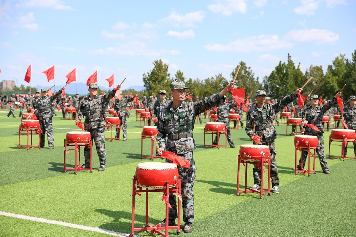 震撼人心！最新軍鼓變隊(duì)形表演視覺盛宴！